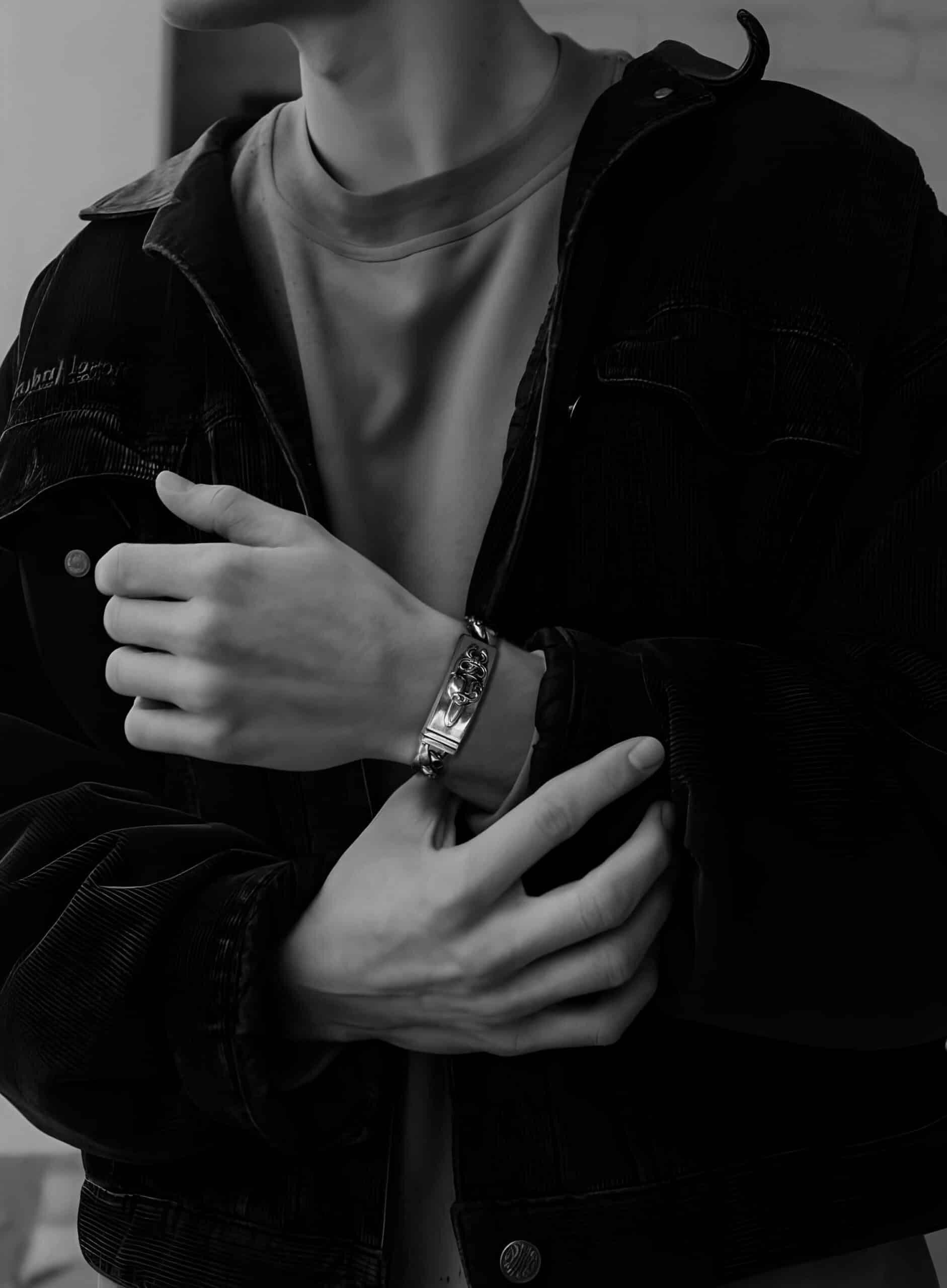 Chrome Hearts Dagger ID Fancy Link Clip Bracelet – bracelet detail close-up